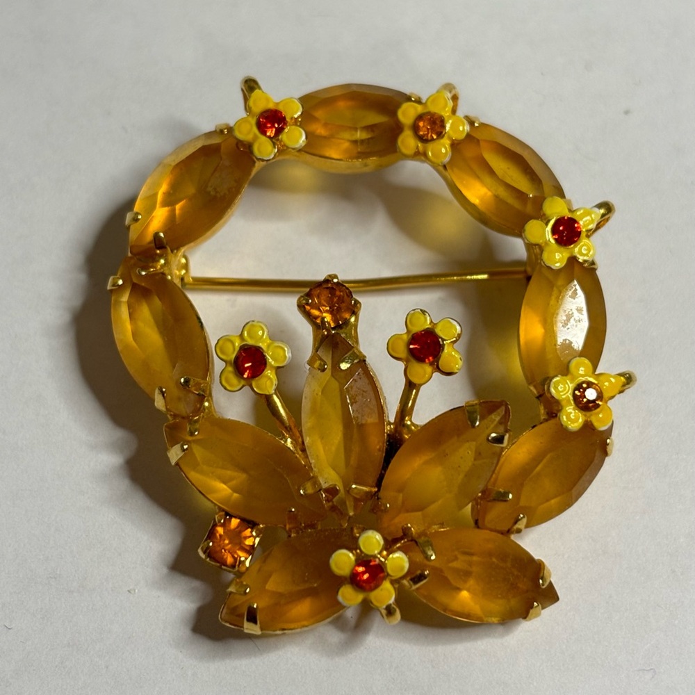 Vintage Style Wreath Shaped Pin Brooch With Flowers Gold Tone